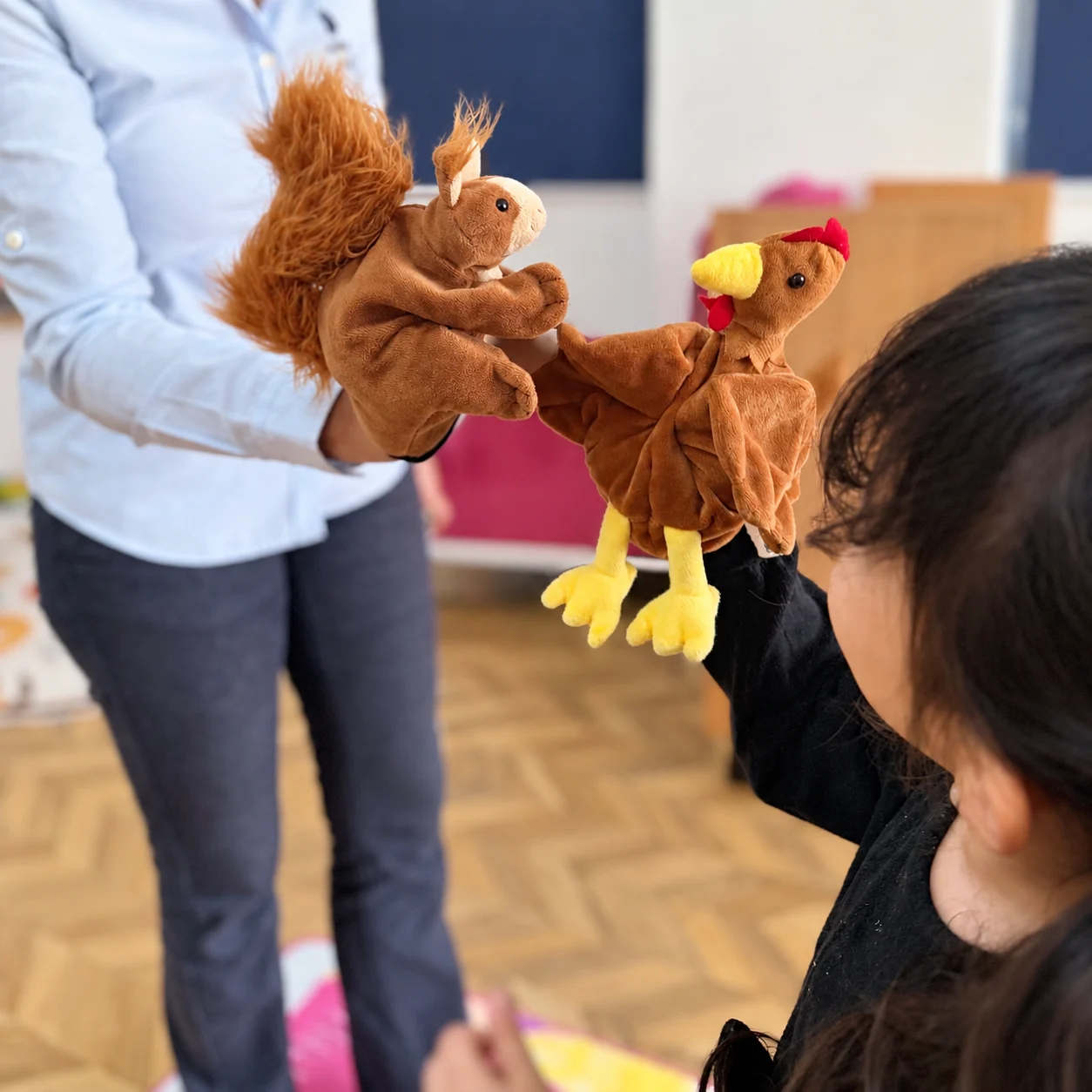 Sincap ve tavuk el kuklalarıyla karşılıklı oyun