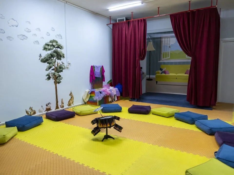 Perdeli sahne ve minderli drama köşesi