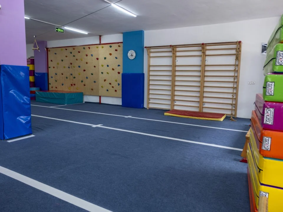 Geniş zeminli spor salonu